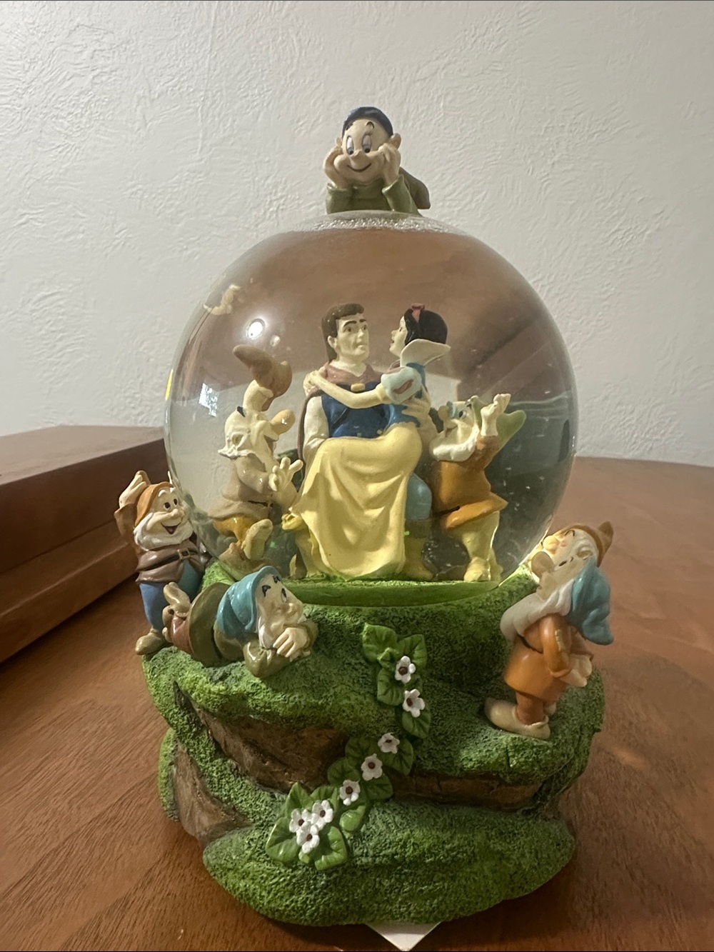 Vintage Snow White and Seven Dwarfs Decorative Musical Snow Globe